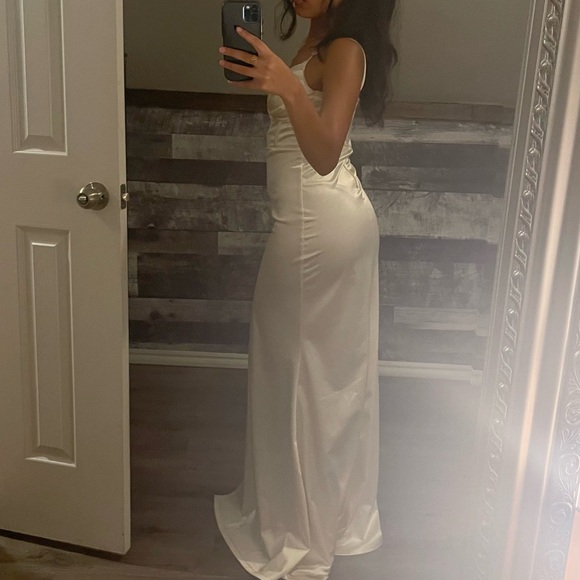 Elegant Cream Evening Gown - Picture 3 of 3